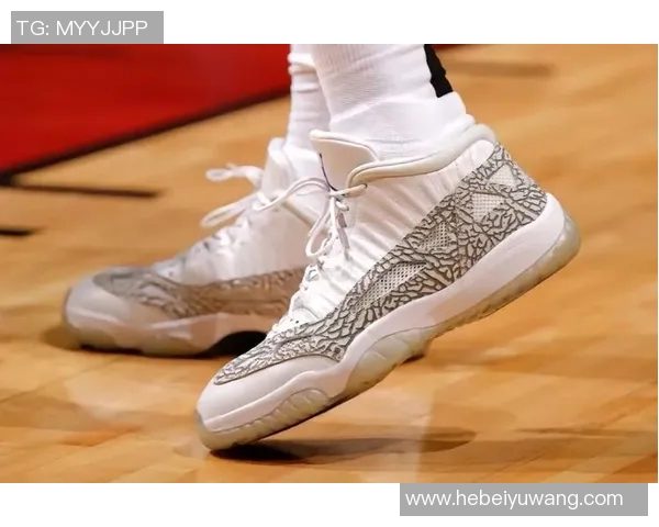 高帮足球鞋球星上脚独特设计与场上表现的完美结合